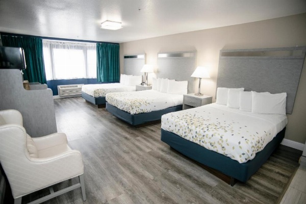 Anchor Beach Inn image 12