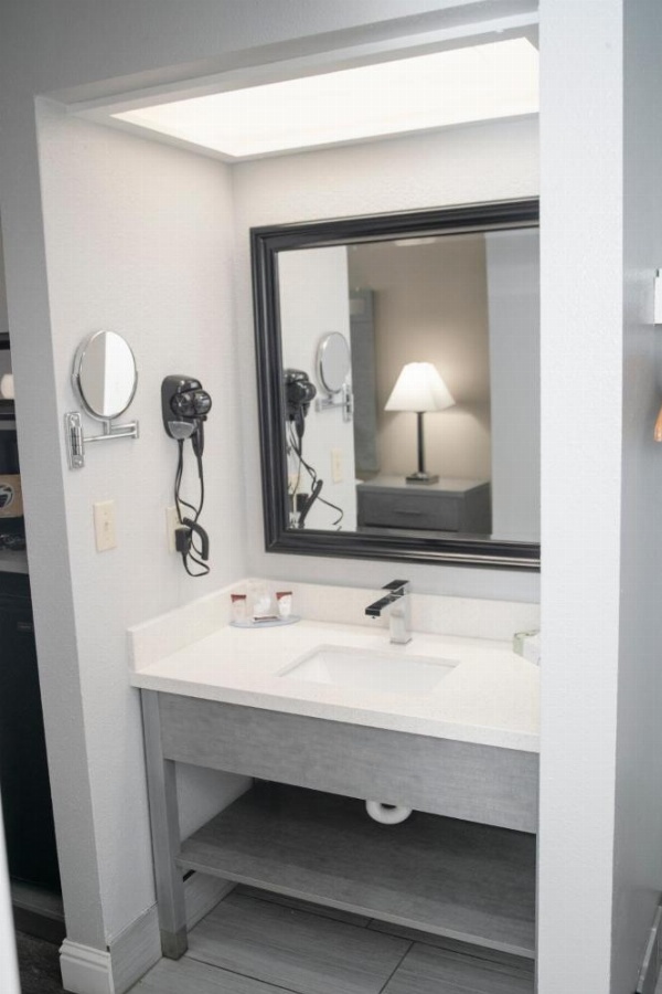 Anchor Beach Inn image 18